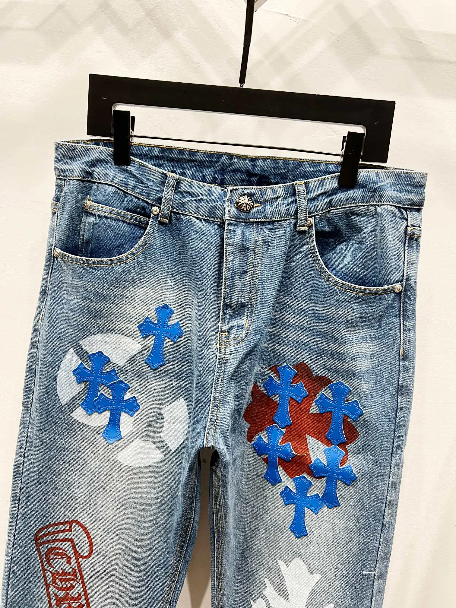 P250 Style Number: (K1020) Chrome Hearts Chrome Hearts high-end limited edition jeans exude uninhibited personality and unique charm. Every wear and tear is carefully designed to present a unique artistic feel. Made of imported denim fabric, which has undergone heavy industrial washing and destruction treatment, the trousers show a super cool effect on the upper body, allowing you to dominate the fashion stage.  This is more than just a pair of jeans, it is an expression of attitude. With its unique design concept and ultimate pursuit of details, Croxin breaks traditional boundaries and defines the jeans trend in the new era. The trousers are made of double-layer woven fabric and matched with customized hardware, showing an incomparably beautiful and unique style, making every wearer the focus of fashion. Imported denim fabric, super heavy-duty washed and damaged, the upper body is super cool! Customized hardware, incomparably good-looking model. The production process is difficult. It has a high-street feel. Color: blue Size: S M L XL